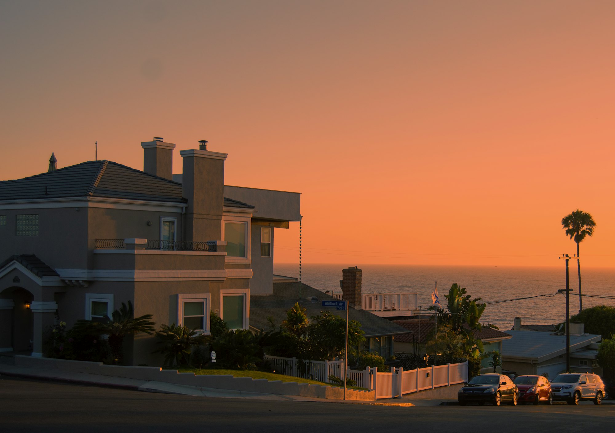 Vivienda contemporánea sobre la costa en Playa del Rey, Los Ángeles, al atardecer