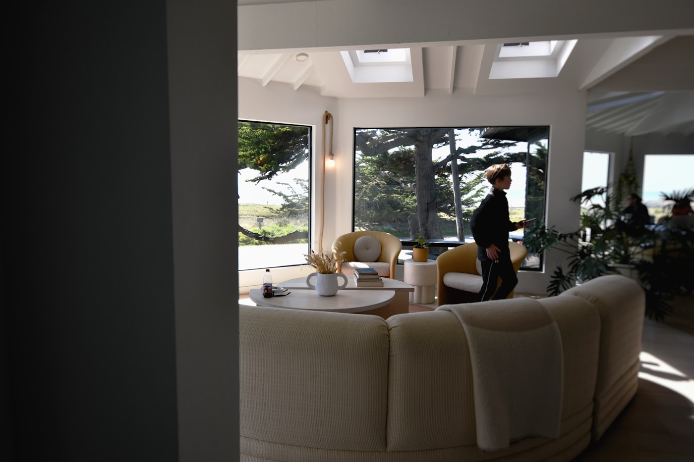 Interior luminoso con vista al mar en Cambria, California