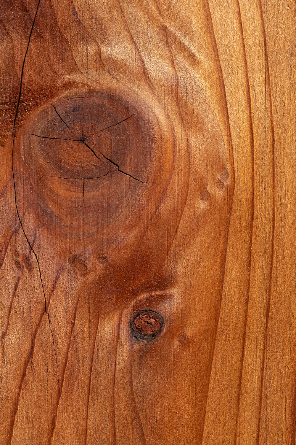 Acercamiento de la veta y el nudo de una tabla de madera