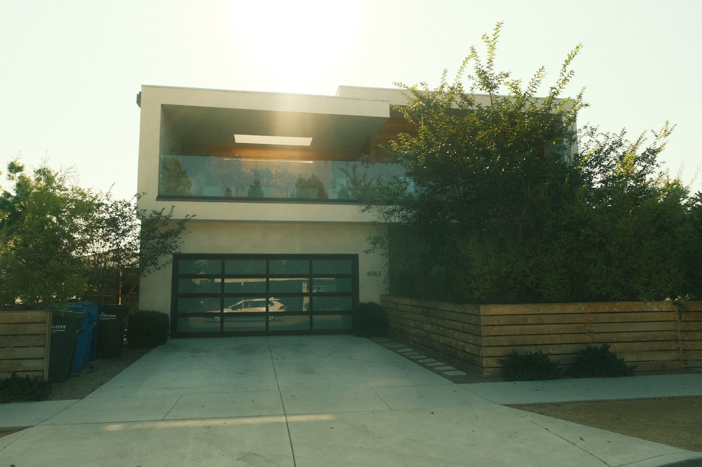 Casa moderna con cochera y celosía vegetal en Los Ángeles, California