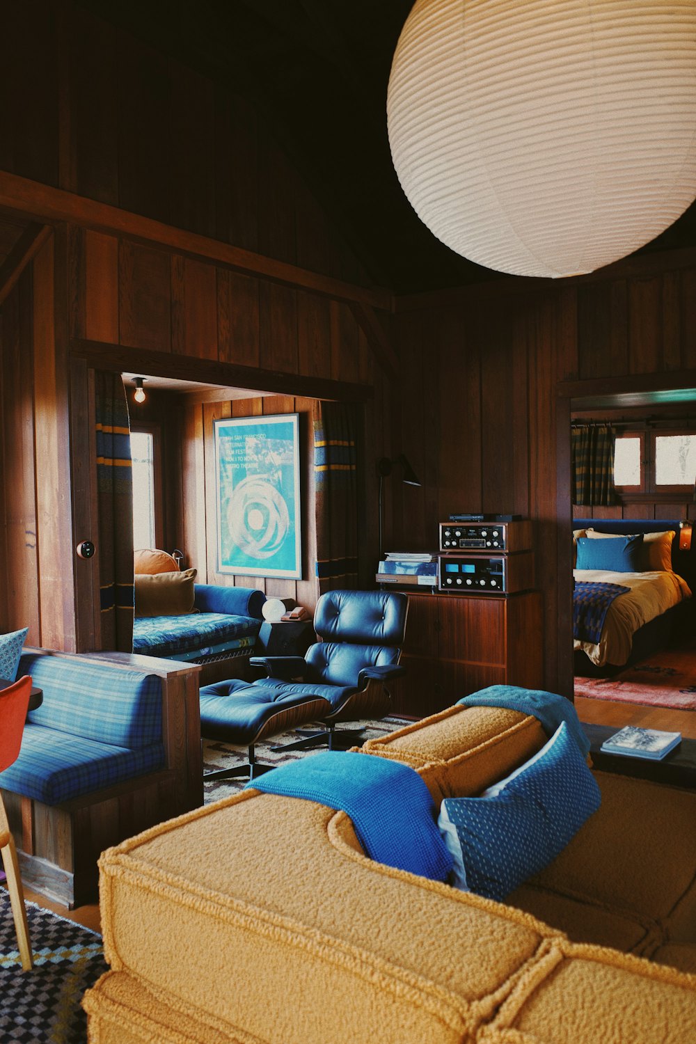 Sala de estar de mediados de siglo con paredes de madera en Laguna Beach, California